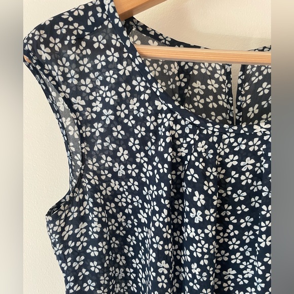 Anna Thomas size 10 cap sleeve blue floral top - Picture 3 of 4